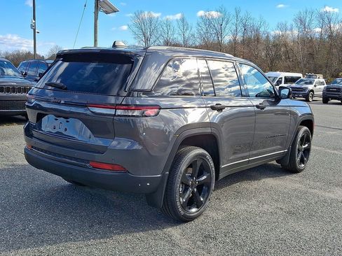 New 2025 Jeep Grand Cherokee Altitude image 8