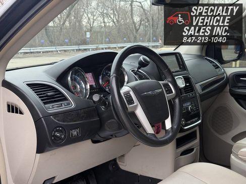 Used 2016 Chrysler Town & Country Touring image 37