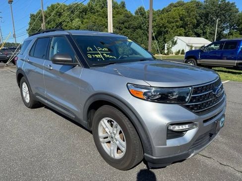Used 2021 Ford Explorer XLT w/ Equipment Group 202A RWD image 3
