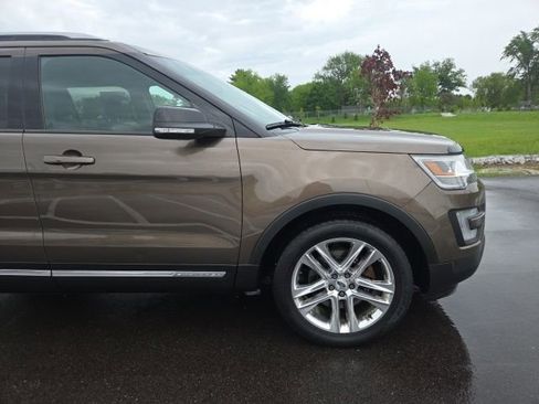 Used 2016 Ford Explorer XLT w/ Equipment Group 202A AWD/4WD image 4