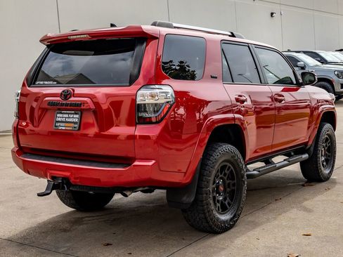 Used 2022 Toyota 4Runner SR5 AWD/4WD image 9