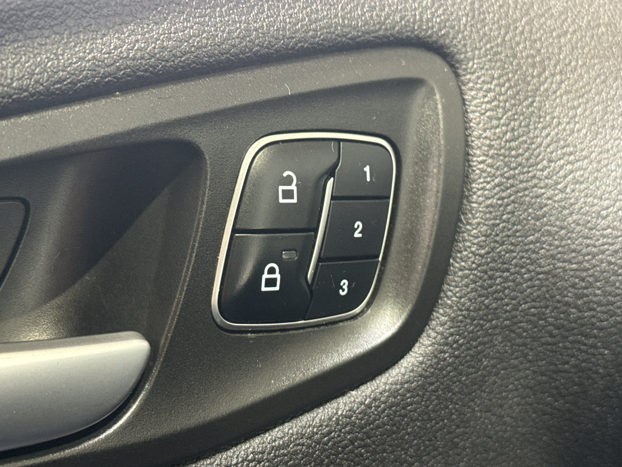 Used 2019 Ford Escape Titanium AWD/4WD image 33