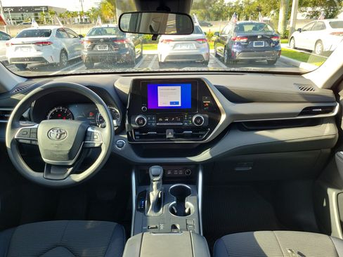 Used 2023 Toyota Highlander L FWD image 16