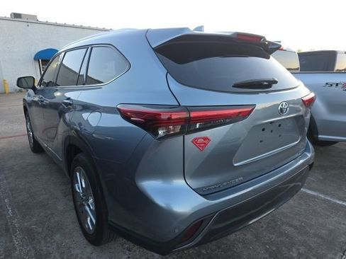 Used 2023 Toyota Highlander Limited image 3