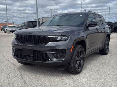 Used 2024 Jeep Grand Cherokee Altitude AWD/4WD image 2