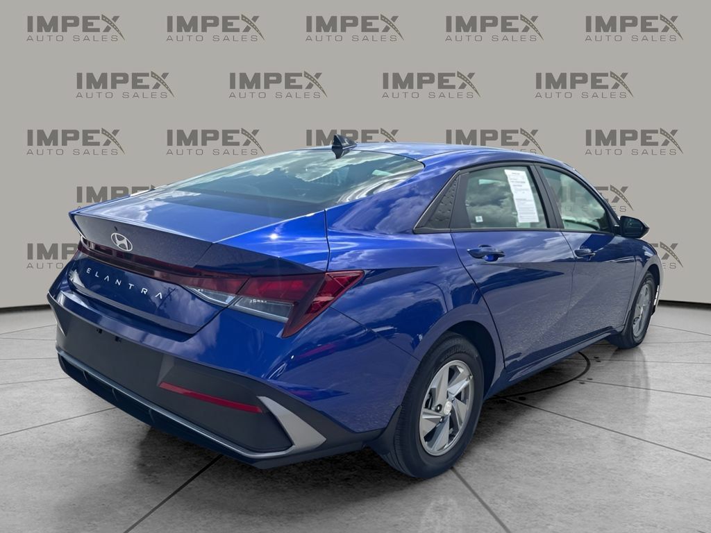 Used 2026 Hyundai Elantra SE FWD image 3
