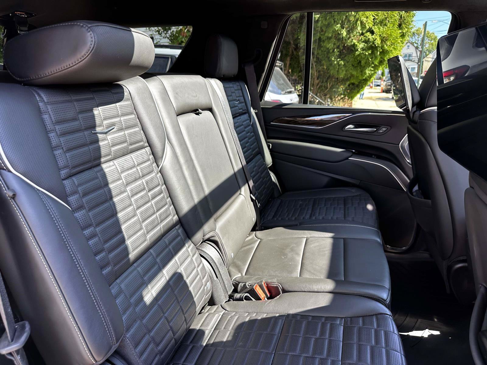 Used 2024 Cadillac Escalade Premium Luxury Platinum AWD/4WD image 17