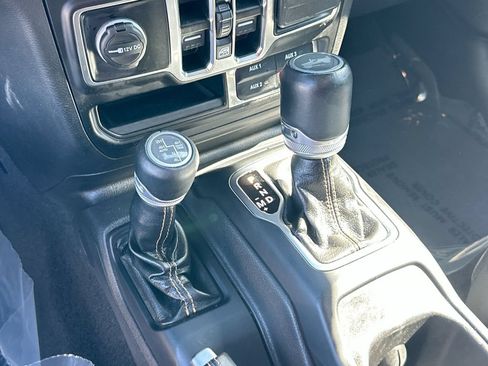 Used 2022 Jeep Wrangler Unlimited Sahara AWD/4WD image 17