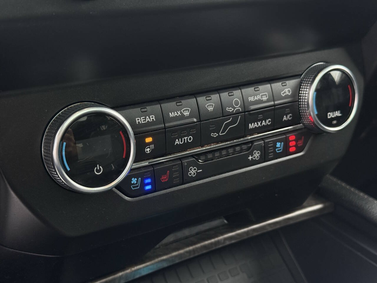 Used 2019 Ford Expedition Limited w/ Equipment Group 302A AWD/4WD image 25