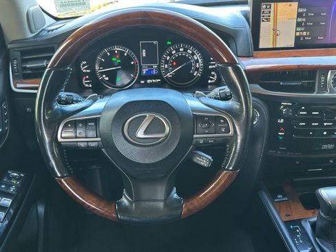 Used 2017 Lexus LX 570 4WD w/ Luxury Package image 18