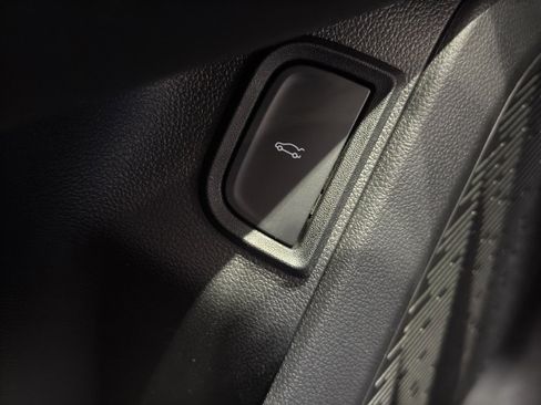 Used 2025 Chevrolet Equinox LT w/ Convenience Package II image 35