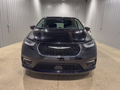 Used 2024 Chrysler Pacifica Touring-L FWD image 9