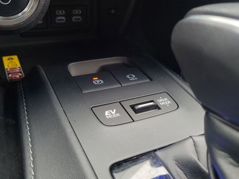 Used 2024 Toyota Venza LE AWD/4WD image 32