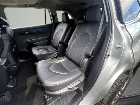 Used 2024 Toyota Highlander XLE AWD/4WD image 25