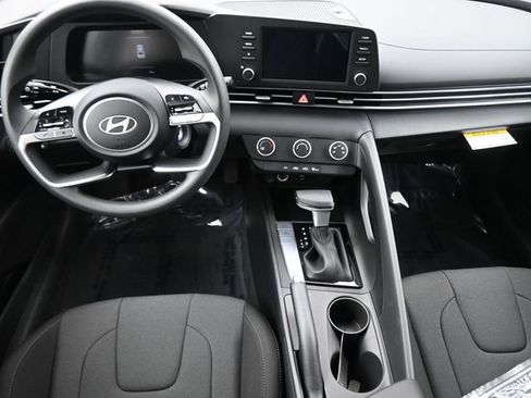 Used 2025 Hyundai Elantra SE FWD image 13