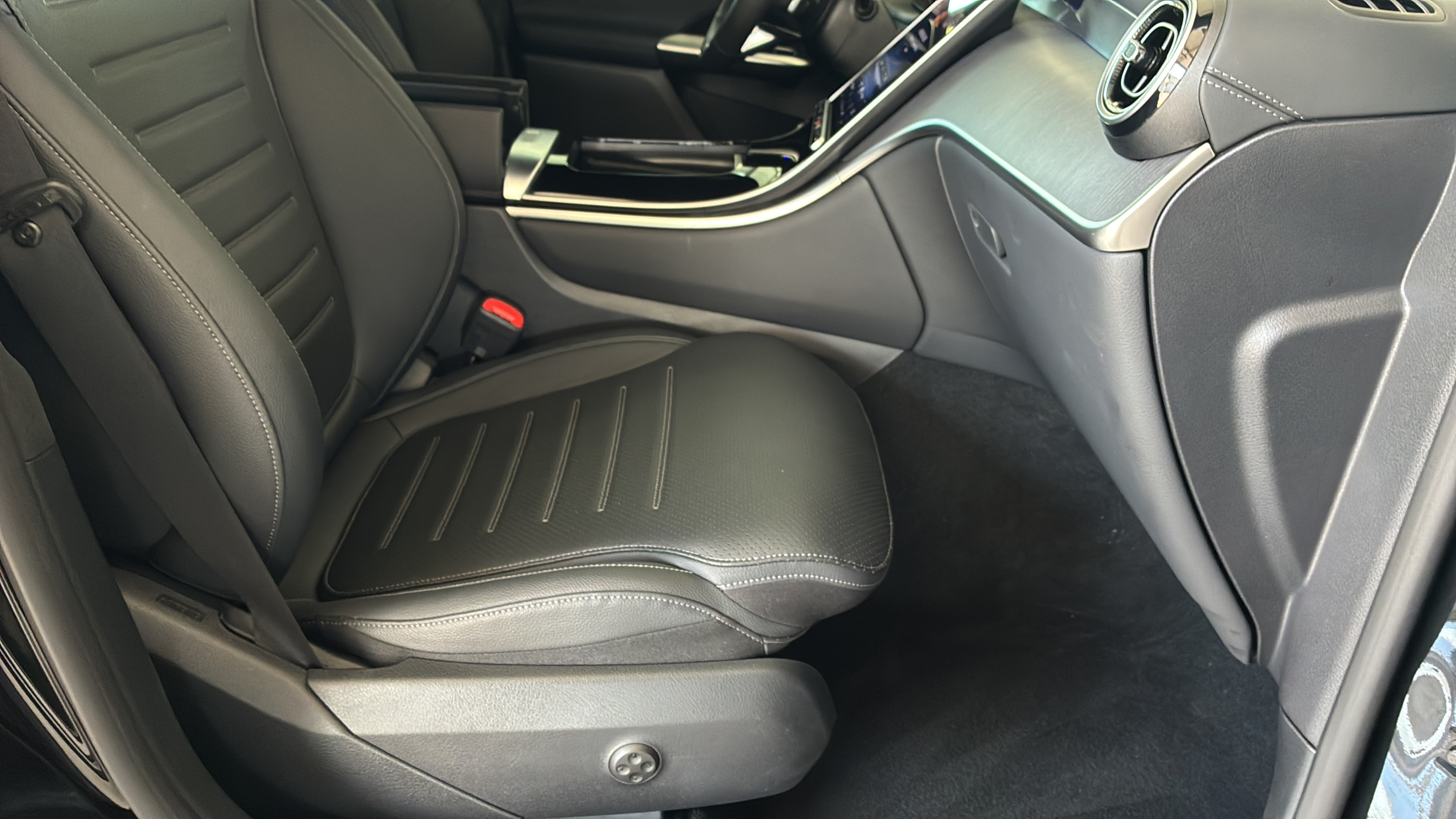 Used 2026 Mercedes-Benz GLC 300 image 24