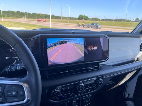 Used 2025 Jeep Wrangler Sahara w/ Safety Group image 21