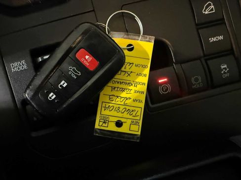 Used 2023 Toyota Highlander XLE image 38