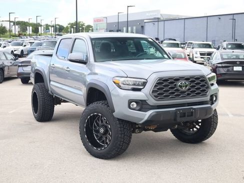 Used 2020 Toyota Tacoma TRD Off-Road w/ TRD Premium Off Road Package AWD/4WD image 2