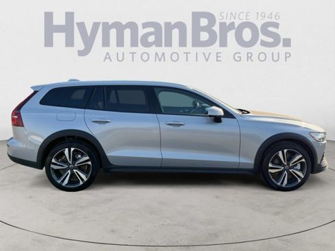 Used 2025 Volvo V60 B5 Cross Country Plus AWD/4WD image 2