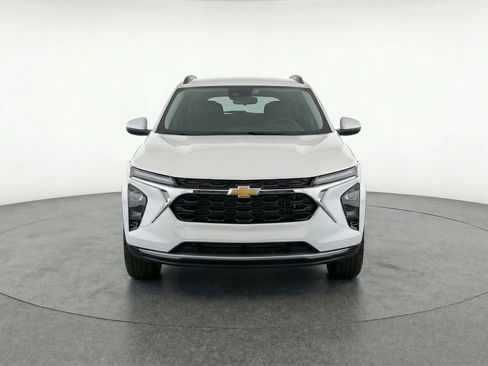 Used 2025 Chevrolet Trax LT image 2