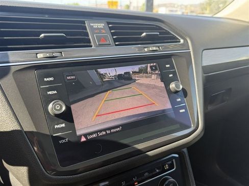 Used 2018 Volkswagen Tiguan SEL AWD/4WD image 32