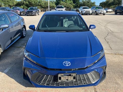 Used 2025 Toyota Camry SE FWD image 3