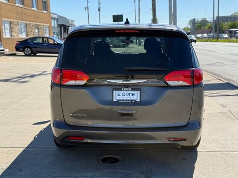 Used 2017 Chrysler Pacifica Touring FWD image 5