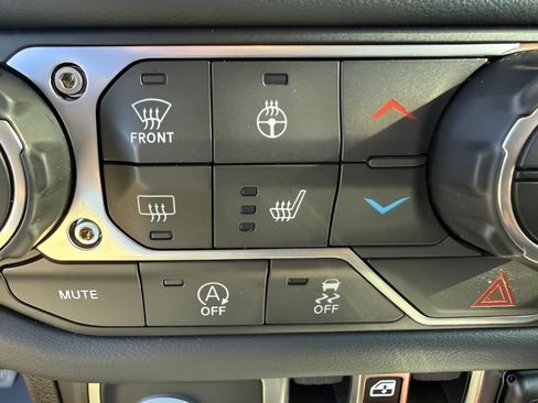 Used 2025 Jeep Wrangler Unlimited Rubicon AWD/4WD image 21