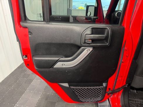 Used 2016 Jeep Wrangler Unlimited Rubicon w/ Connectivity Group image 12