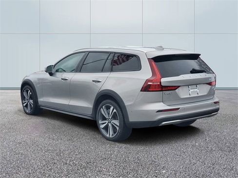 Used 2025 Volvo V60 B5 Cross Country Plus image 6