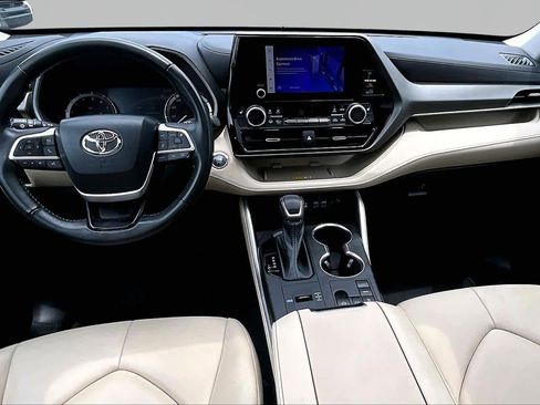 Used 2023 Toyota Highlander XLE FWD image 16