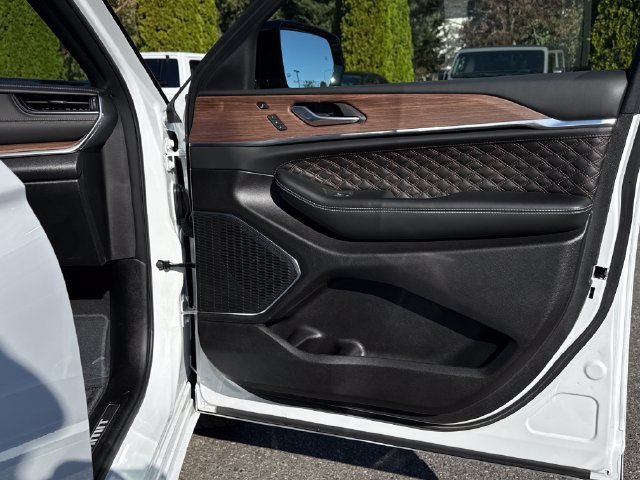 Used 2025 Jeep Grand Cherokee L Summit w/ Obsidian Package AWD/4WD image 25