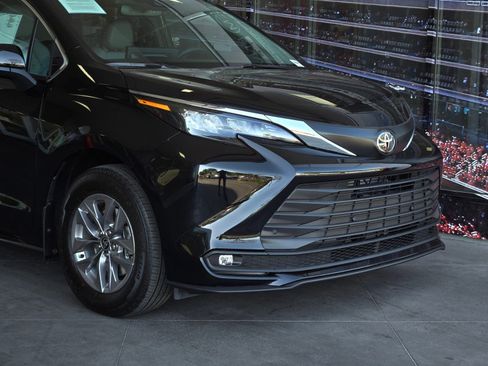 Certified 2026 Toyota Sienna XLE FWD image 2