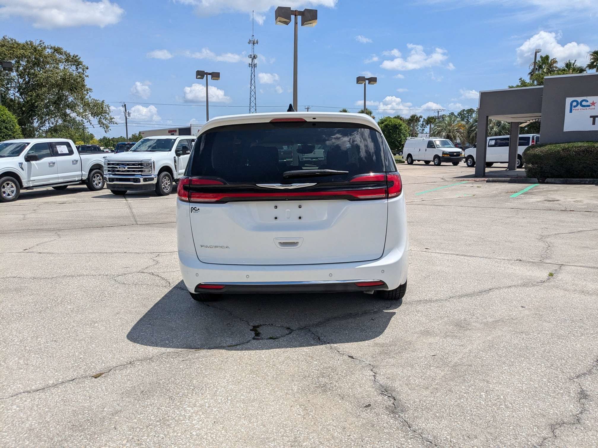Used 2023 Chrysler Pacifica Touring-L FWD image 5