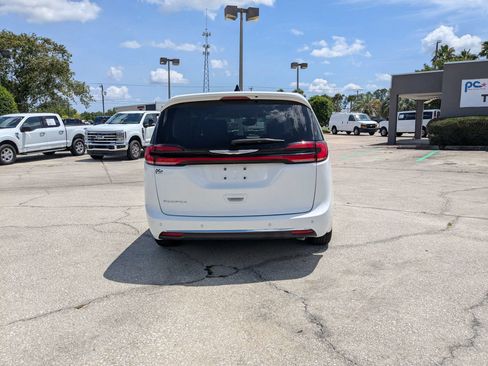 Used 2023 Chrysler Pacifica Touring-L FWD image 5