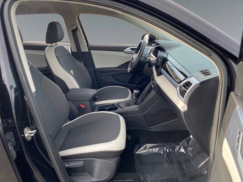 Used 2025 Volkswagen Taos SE image 15