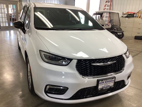 New 2026 Chrysler Pacifica Select image 8