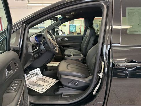 New 2026 Chrysler Pacifica Select w/ S Appearance Package image 6