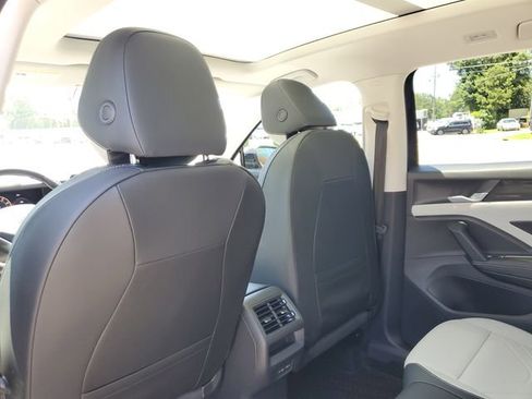 Certified 2025 Volkswagen Tiguan SE w/ Panoramic Sunroof Package AWD/4WD image 11