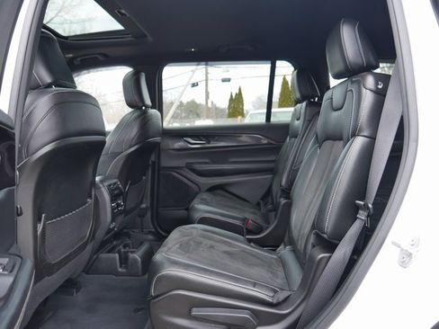 Used 2023 Jeep Grand Cherokee L Laredo image 16