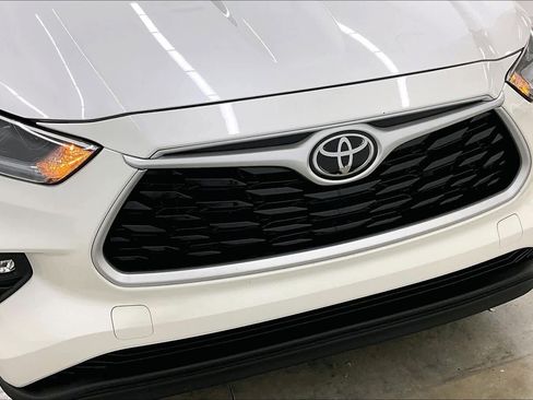 Used 2021 Toyota Highlander XLE FWD image 29