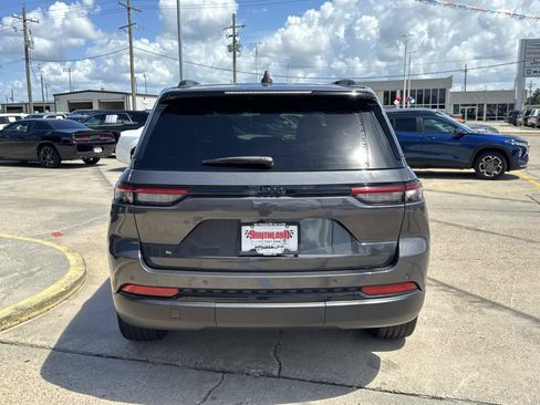 Used 2024 Jeep Grand Cherokee Altitude RWD image 6