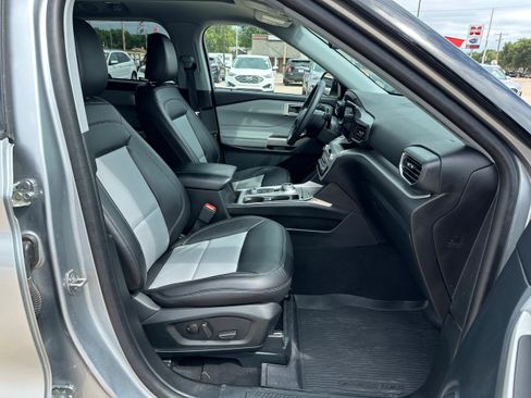 Used 2023 Ford Explorer XLT w/ Equipment Group 202A image 12