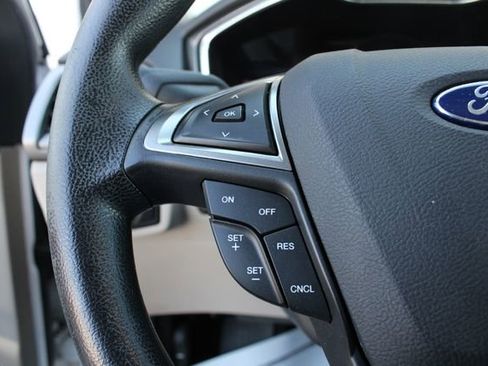 Used 2017 Ford Fusion SE w/ Fusion SE Technology Package image 11