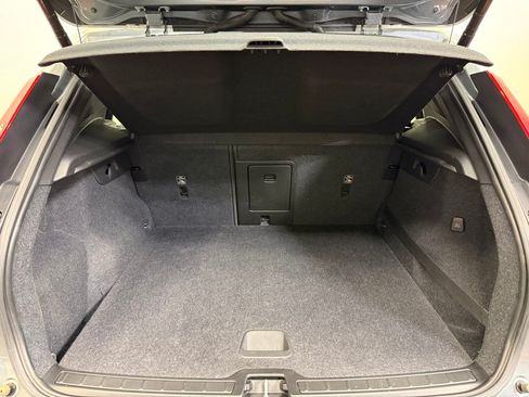 Used 2019 Volvo XC40 T5 Momentum AWD/4WD image 8