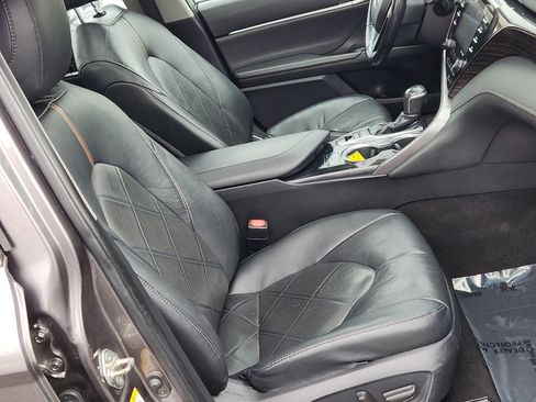 Used 2019 Toyota Camry XLE image 28