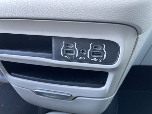 Used 2024 Chrysler Pacifica Touring-L image 30