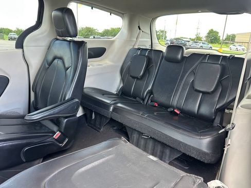 Used 2022 Chrysler Pacifica Touring-L FWD image 36