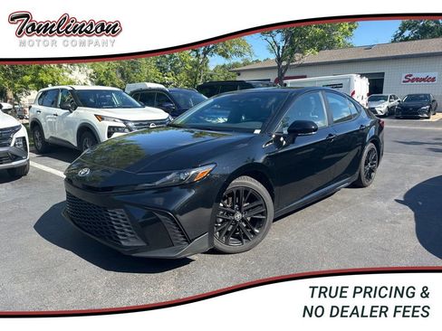 Used 2025 Toyota Camry SE FWD image 1